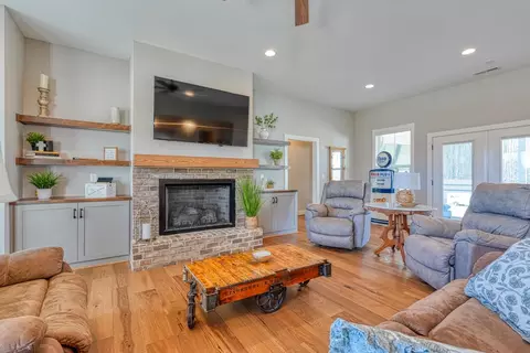 Living - 899 Hampton Rd, Lyman, SC 29365 photo 2 of 5