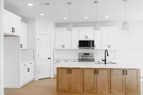 Kitchen - 931 Ferree Rd, Campobello, SC 29322 photo 2 of 2