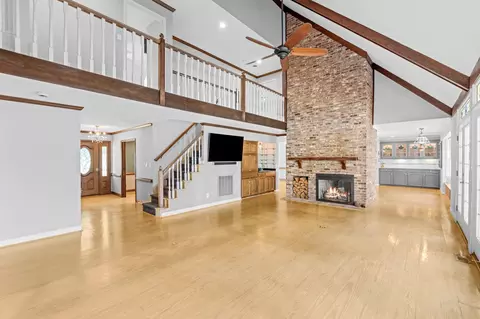 Living - 317 E Killarney Lk, Moore, SC 29369 photo 2 of 3
