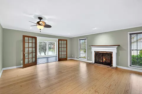 Living - 317 E Killarney Lk, Moore, SC 29369 photo 3 of 3