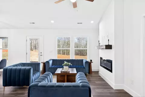 Living - 776 Darwin Rd, Gaffney, SC 29340 photo 1 of 2