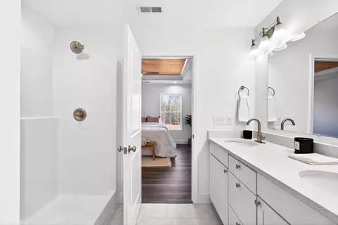 Bath - 776 Darwin Rd, Gaffney, SC 29340 photo 1 of 3