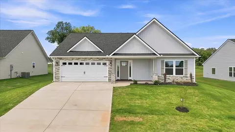 696 Davis Ln, Inman, SC 29349
