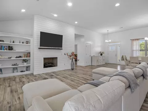 Living - 1529 Old Post Rd, Gaffney, SC 29341 photo 2 of 4