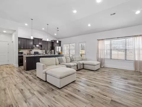 Living - 1529 Old Post Rd, Gaffney, SC 29341 photo 4 of 4