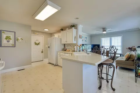Kitchen - 227 Saddlebrook Dr, Moore, SC 29369 photo 5 of 5
