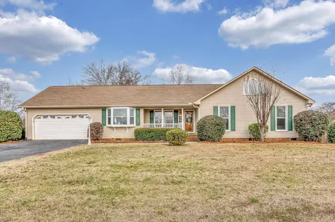 437 Cresthaven Dr, Boiling Springs, SC 29316