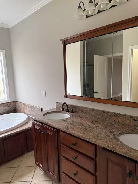 Bath - 252 Cedar Bluff Dr, Moore, SC 29369 photo 3 of 11