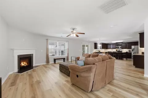 Living - 240 Harlequin Dr, Moore, SC 29369 photo 3 of 4
