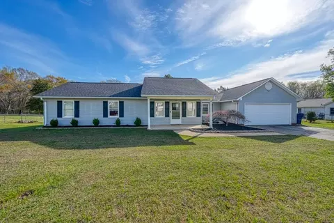 102 Stoneledge Dr, Woodruff, SC 29388