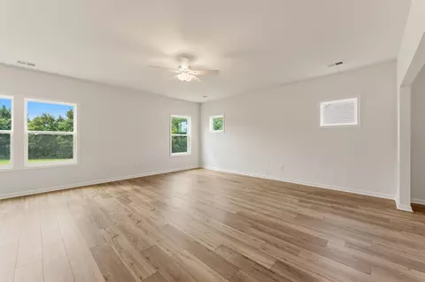 Living - 431 Dodger Ave, Chesnee, SC 29323 photo 5 of 6