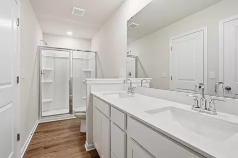 Bath - 838 Mahaffey Ct, Spartanburg, SC 29301 photo 2 of 4