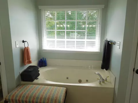 Bath - 106 Hampton Dr, Gaffney, SC 29341 photo 3 of 4