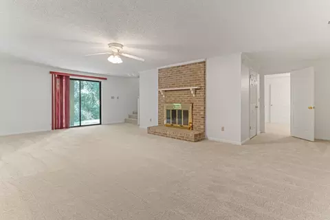 Living - 107 S Pointe Ct, Moore, SC 29369 photo 4 of 4
