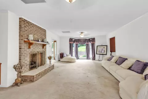 Living - 107 S Pointe Ct, Moore, SC 29369 photo 2 of 4