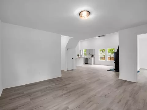 Living - 445 E Buford St, Gaffney, SC 29340 photo 2 of 6
