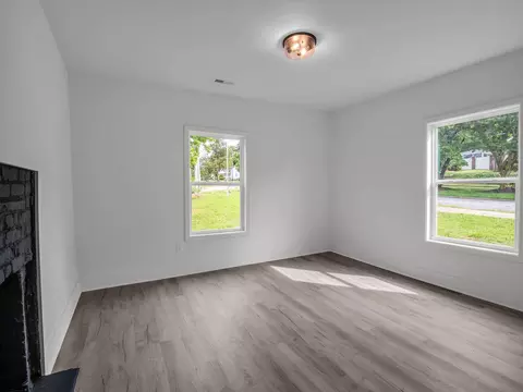 Living - 445 E Buford St, Gaffney, SC 29340 photo 6 of 6