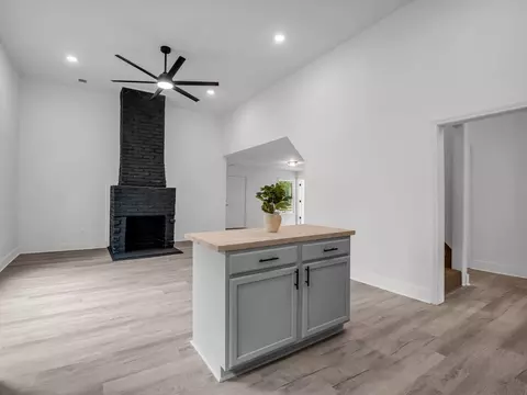 Living - 445 E Buford St, Gaffney, SC 29340 photo 4 of 6