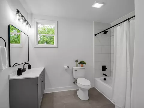 Bath - 445 E Buford St, Gaffney, SC 29340 photo 2 of 4