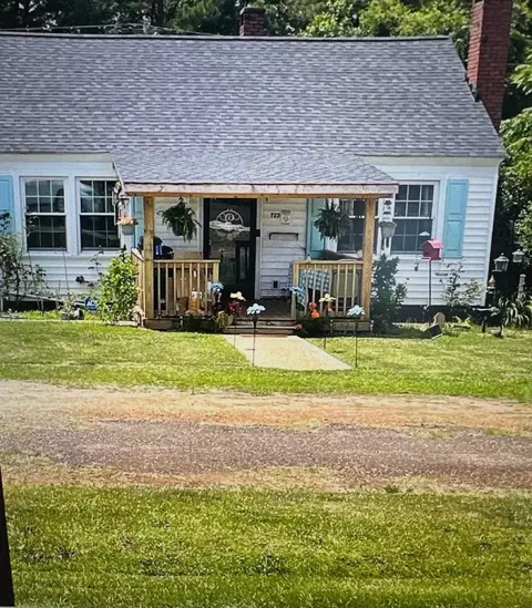 722 Syphrit Rd, Wellford, SC 29385
