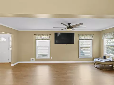 Living - 201 Crestview Dr, Gaffney, SC 29340 photo 3 of 4