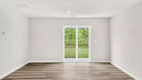 Living - 127 Lazzon Rd, Moore, SC 29369 photo 2 of 4