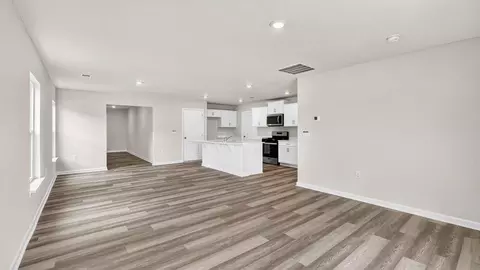 Living - 127 Lazzon Rd, Moore, SC 29369 photo 3 of 4