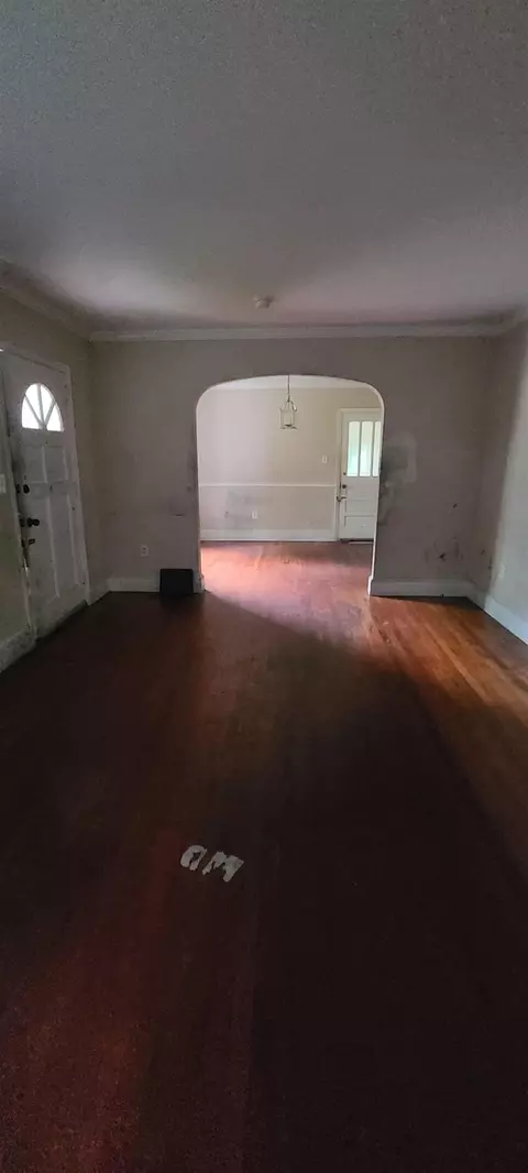 Living - 111 Circle Dr, Union, SC 29379 photo 2 of 2