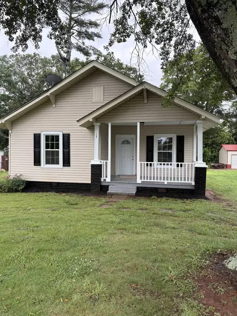 128 Hill St, Wellford, SC 29385
