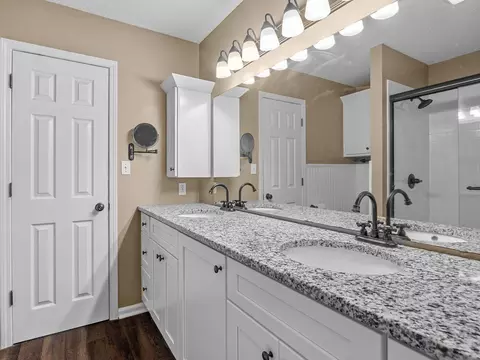 Bath - 129 Williston Way, Moore, SC 29369 photo 2 of 4