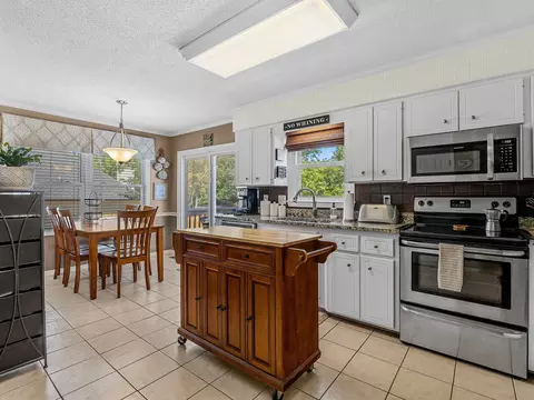 Kitchen - 300 Middleton Ct, Moore, SC 29369 photo 2 of 5