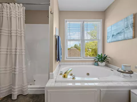 Bath - 300 Middleton Ct, Moore, SC 29369 photo 2 of 3