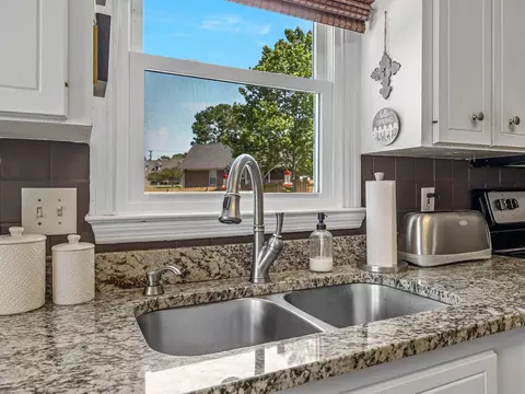 Kitchen - 300 Middleton Ct, Moore, SC 29369 photo 4 of 5