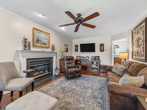 Living - 300 Middleton Ct, Moore, SC 29369 photo 2 of 4