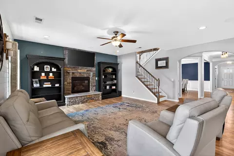 Living - 414 Cloverland Ln, Duncan, SC 29334 photo 3 of 4