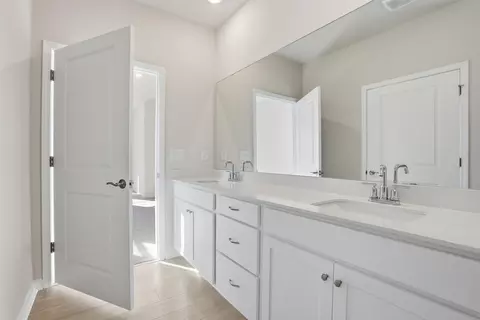 Bath - 413 Adhurst Dr, Enoree, SC 29335 photo 3 of 4