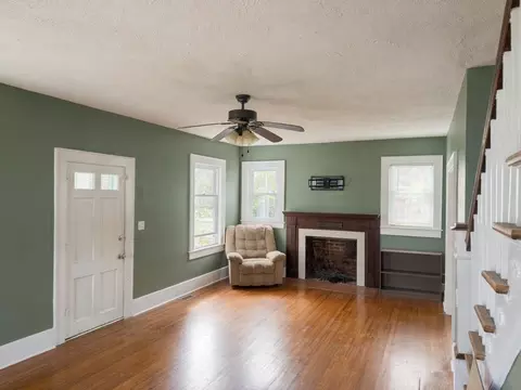 Living - 441 E Buford St, Gaffney, SC 29340 photo 2 of 5