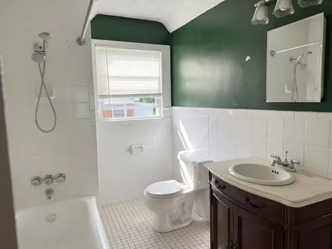 Bath - 441 E Buford St, Gaffney, SC 29340 photo 2 of 3