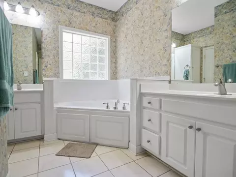 Bath - 240 Cedar Bluff Dr, Moore, SC 29369 photo 2 of 5