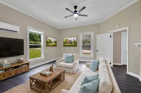 Living - 201 Hammett St, Honea Path, SC 29654 photo 2 of 3