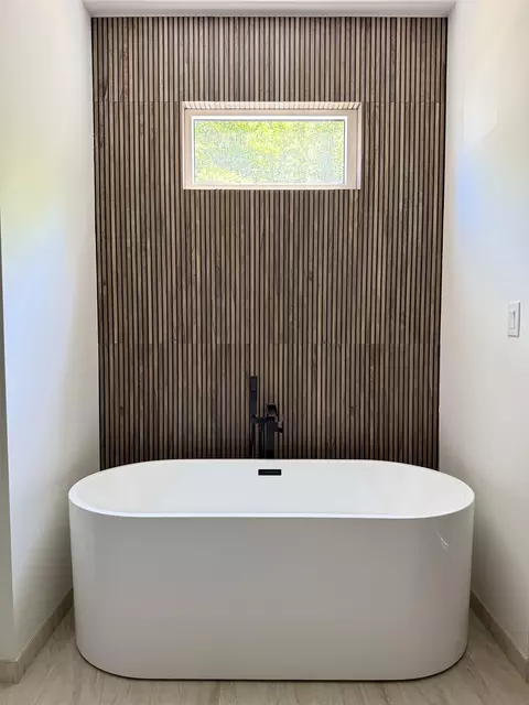 Bath - 141 Babb Rd, Campobello, SC 29322 photo 6 of 11