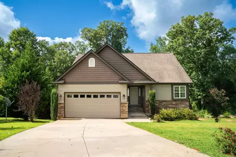 121 Albus Dr, Wellford, SC 29385