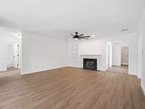 Living - 233 Summerfield Rd, Moore, SC 29369 photo 3 of 5