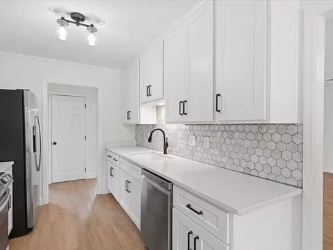 Kitchen - 233 Summerfield Rd, Moore, SC 29369 photo 2 of 3