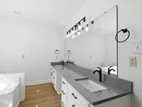 Bath - 233 Summerfield Rd, Moore, SC 29369 photo 3 of 5