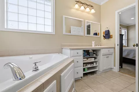 Bath - 424 Harbour View Dr, Chesnee, SC 29323 photo 3 of 7