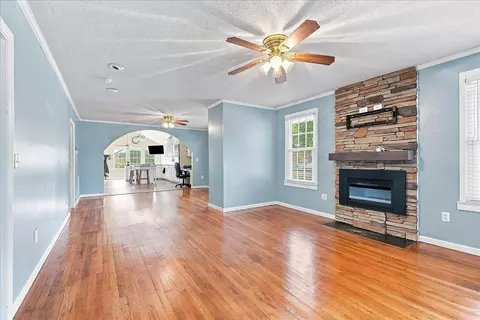 Living - 652 Arlington Rd, Greer, SC 29651 photo 3 of 6