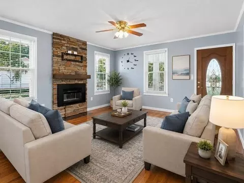Living - 652 Arlington Rd, Greer, SC 29651 photo 2 of 6