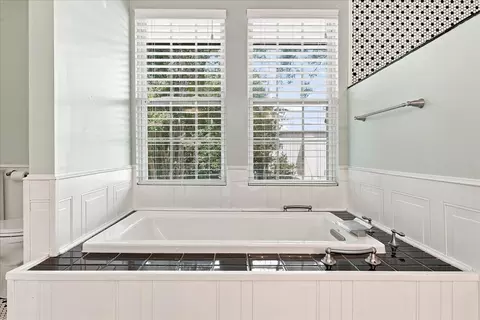 Bath - 652 Arlington Rd, Greer, SC 29651 photo 4 of 5