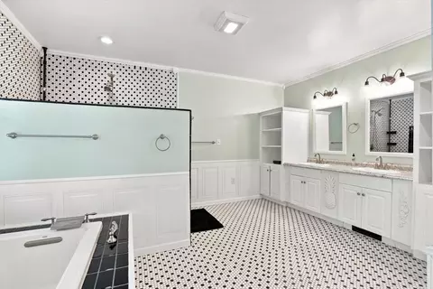 Bath - 652 Arlington Rd, Greer, SC 29651 photo 2 of 5
